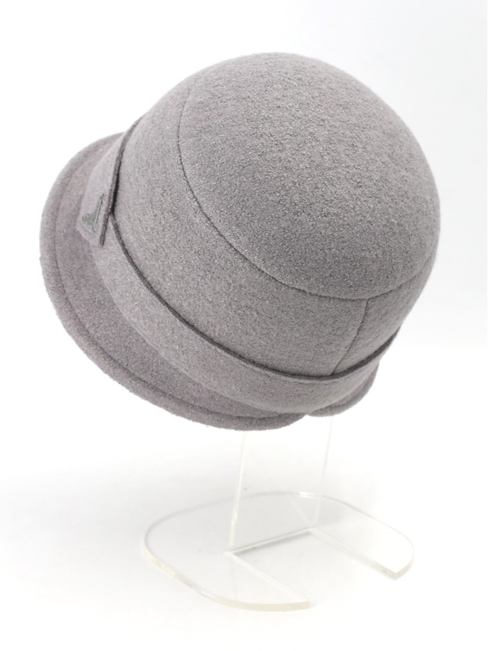 Демисезонная шляпа с элегантным декором серого цвета Д-251/2