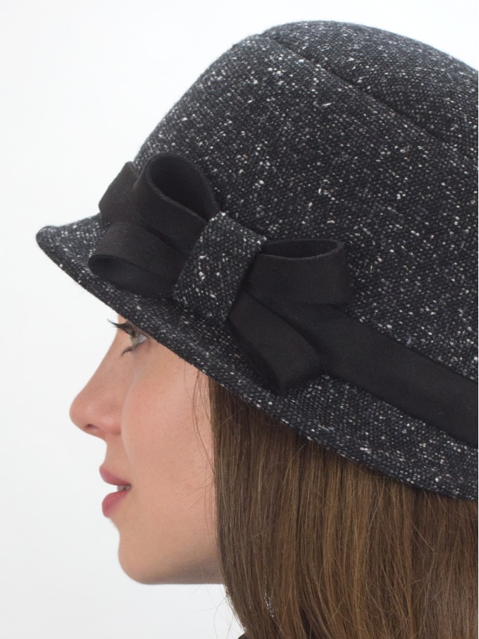 Элегантная шляпка с отделкой из замши цвет черный-молочный-серый Д-251/5А