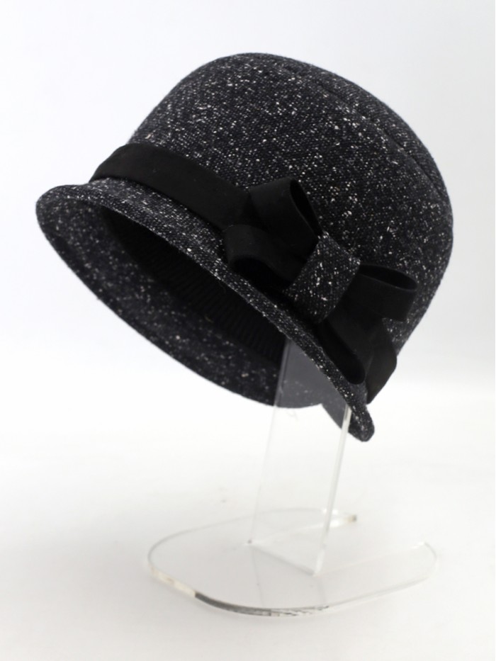 Элегантная шляпка с отделкой из замши цвет черный-молочный-серый Д-251/5А