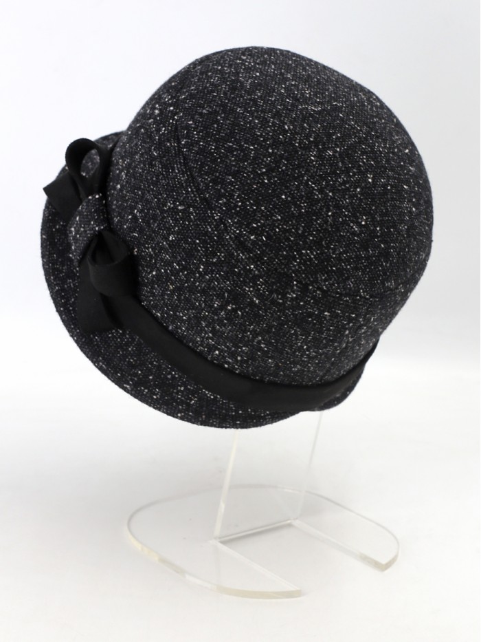 Элегантная шляпка с отделкой из замши цвет черный-молочный-серый Д-251/5А