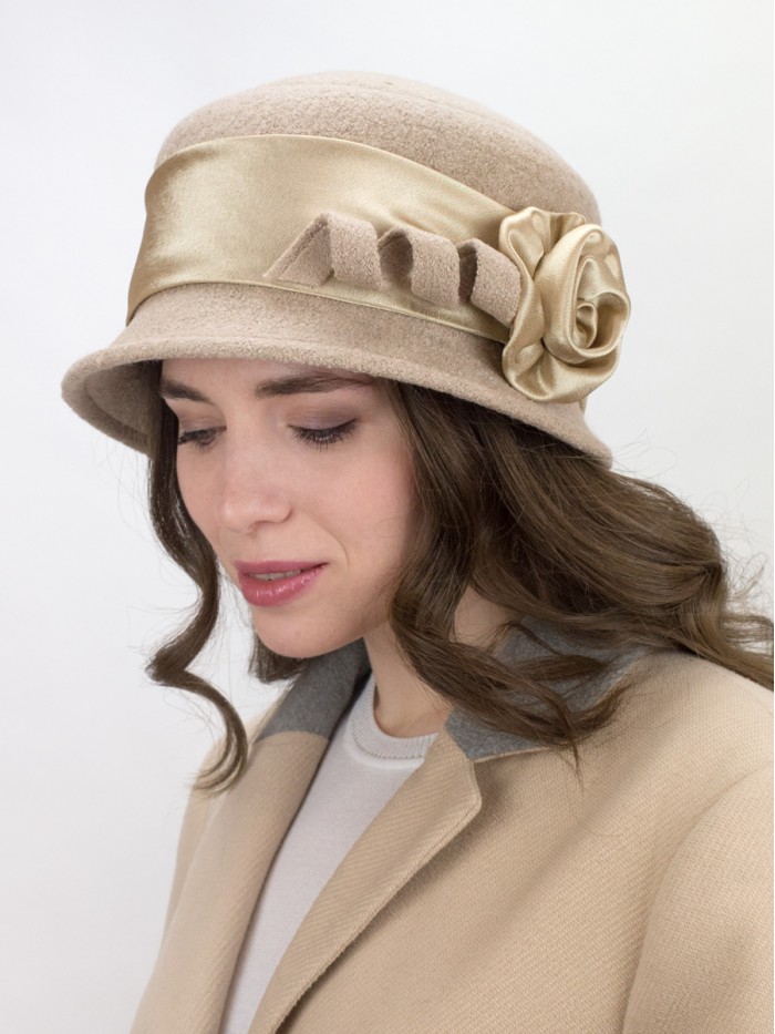 Шляпка с атласной лентой цвет бежевый Д-290