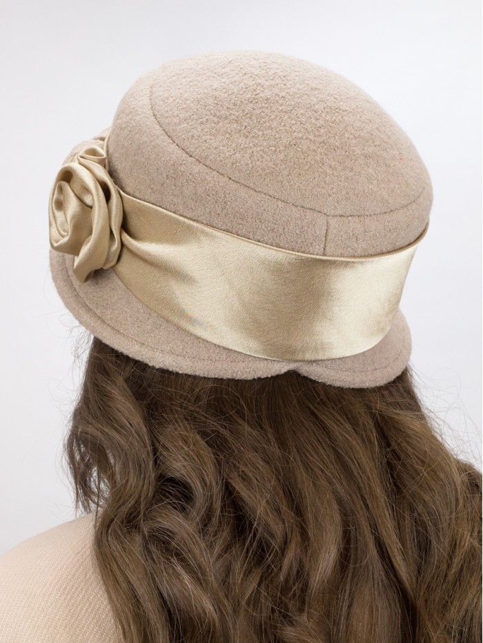 Шляпка с атласной лентой цвет бежевый Д-290