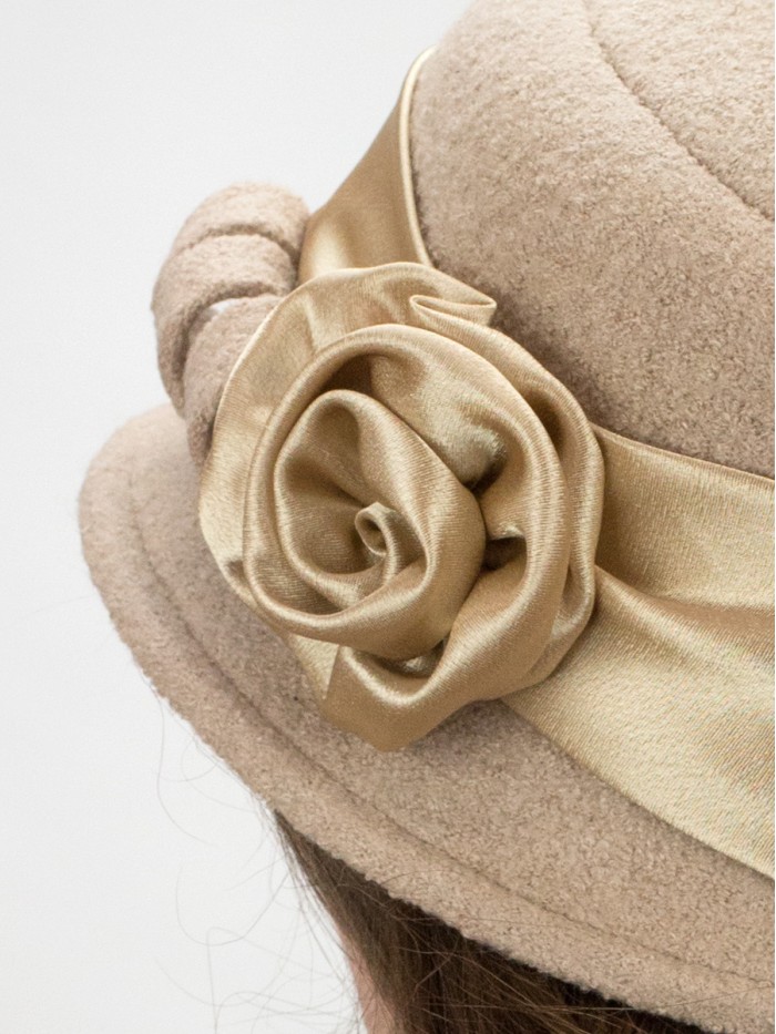 Шляпка с атласной лентой цвет бежевый Д-290