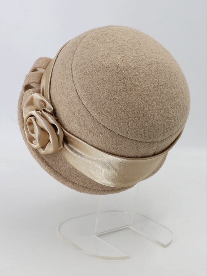 Шляпка с атласной лентой цвет бежевый Д-290