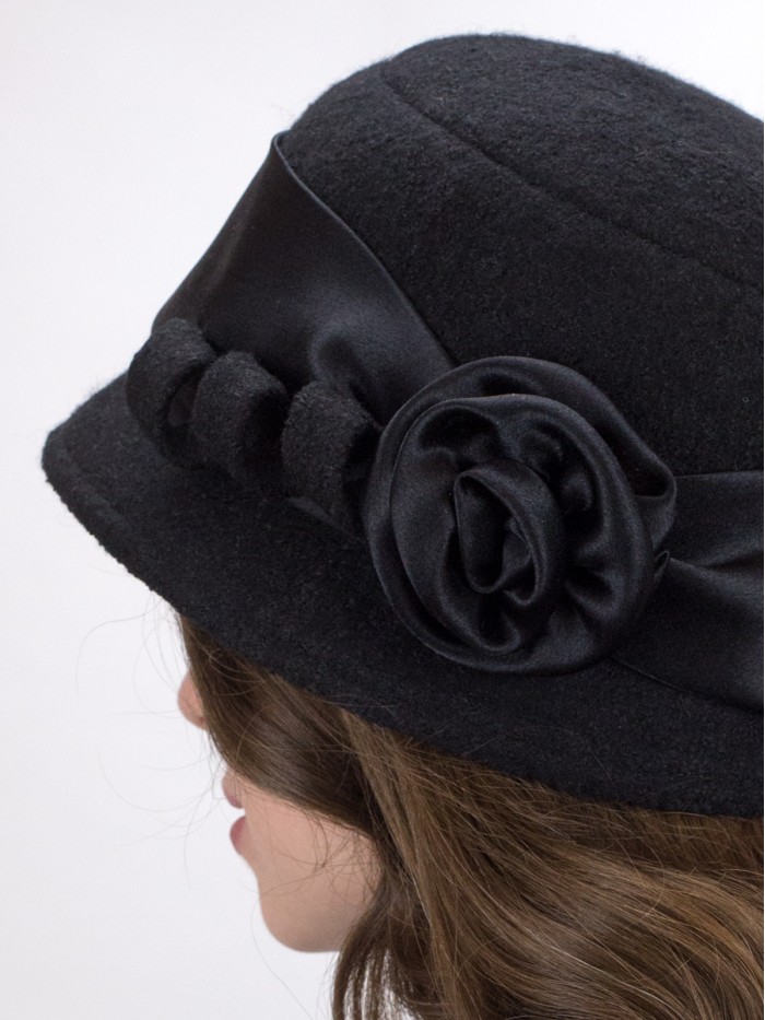 Шляпка с атласной лентой цвет черный Д-290
