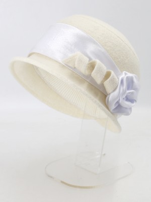 Шляпка с атласной лентой цвет молочный Д-290