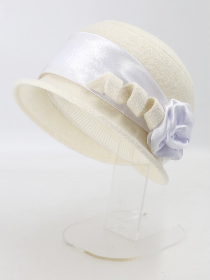 Шляпка с атласной лентой цвет молочный Д-290