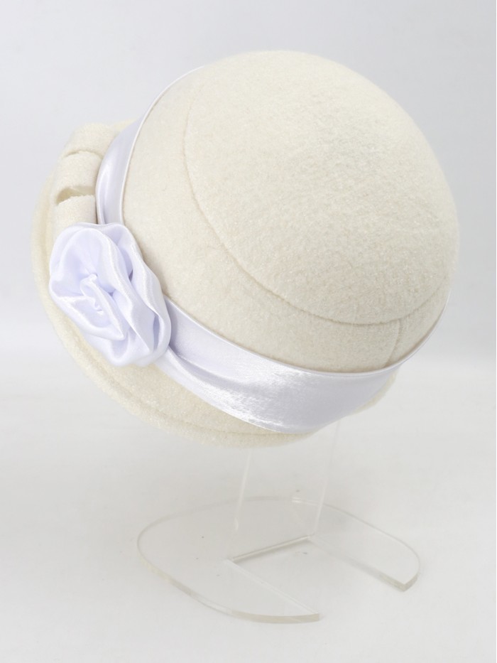 Шляпка с атласной лентой цвет молочный Д-290