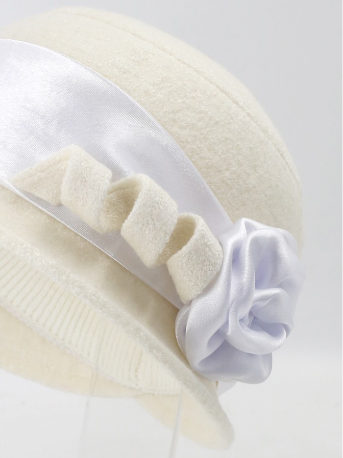 Шляпка с атласной лентой цвет молочный Д-290