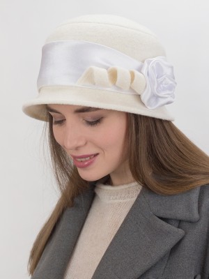 Шляпка с атласной лентой цвет молочный Д-290
