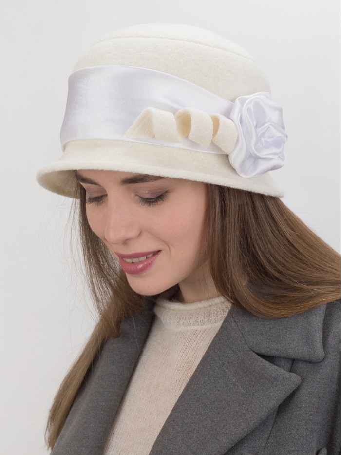 Шляпка с атласной лентой цвет молочный Д-290