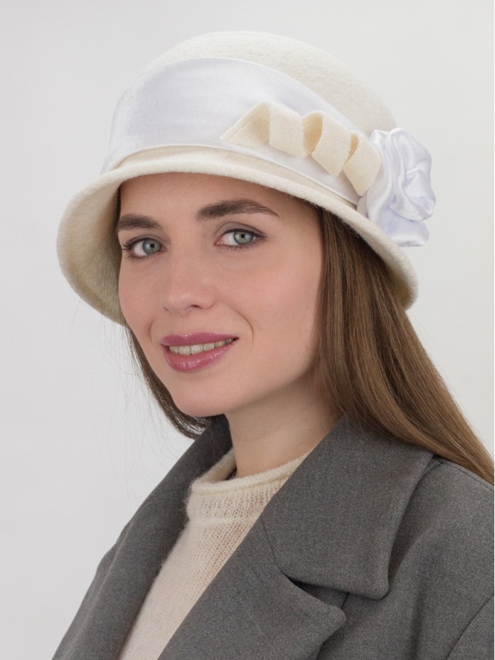 Шляпка с атласной лентой цвет молочный Д-290
