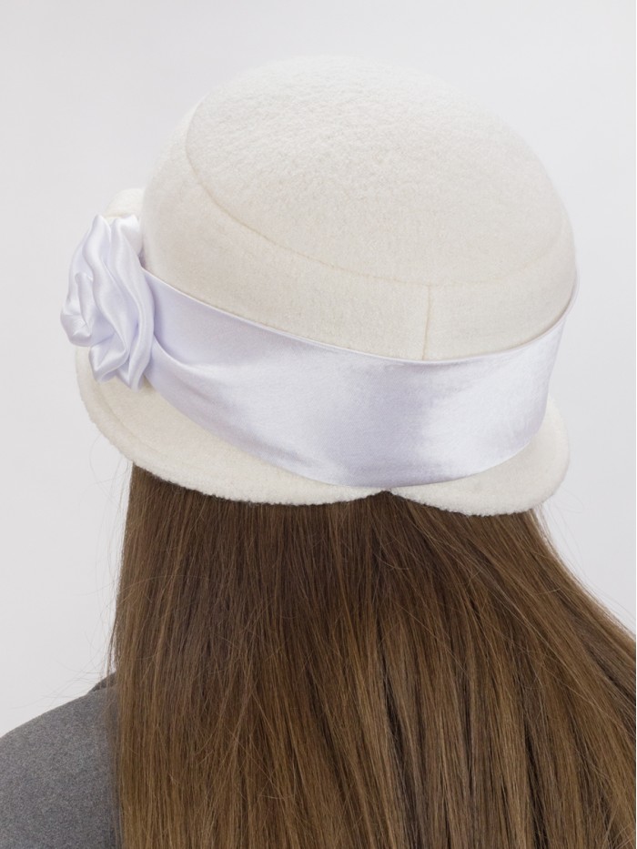 Шляпка с атласной лентой цвет молочный Д-290