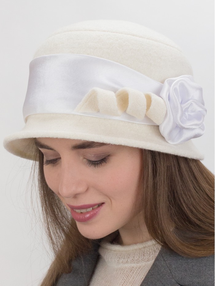 Шляпка с атласной лентой цвет молочный Д-290