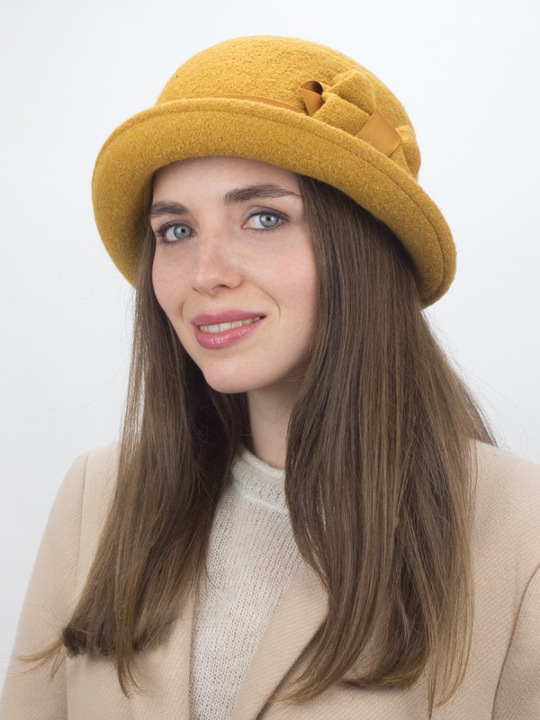 Шляпка со стилизованным бантом цвет горчичный Д-418