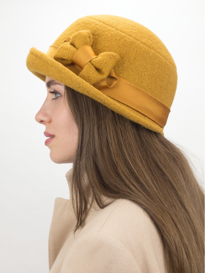 Шляпка со стилизованным бантом цвет горчичный Д-418