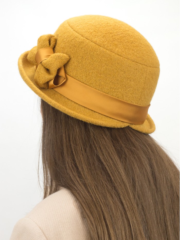 Шляпка со стилизованным бантом цвет горчичный Д-418