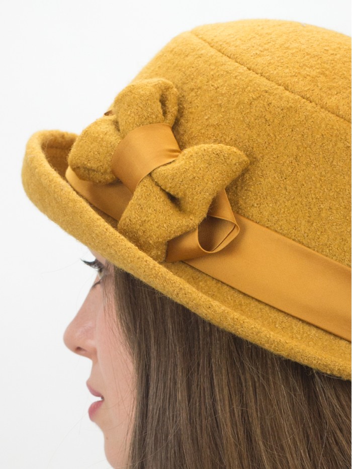 Шляпка со стилизованным бантом цвет горчичный Д-418