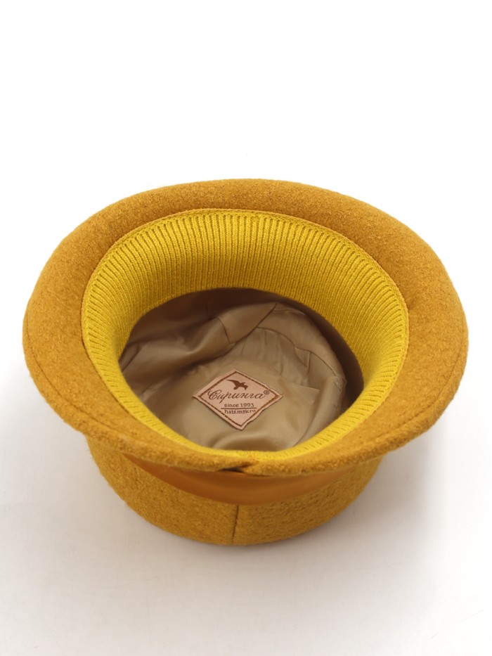 Шляпка со стилизованным бантом цвет горчичный Д-418