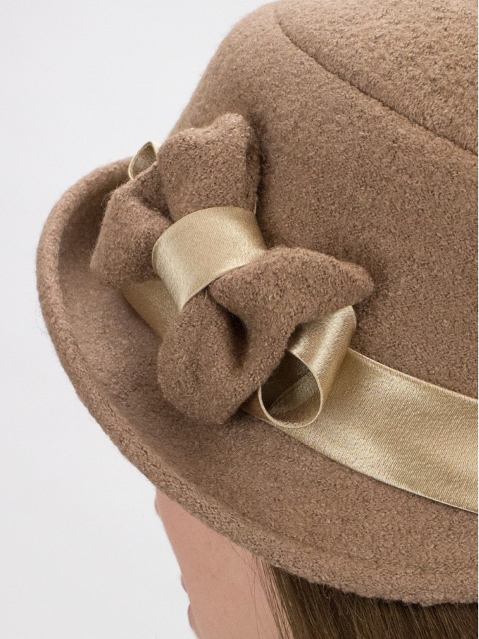 Шляпка со стилизованным бантом цвет темно-бежевый Д-418