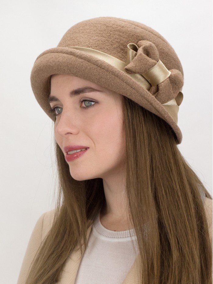 Шляпка со стилизованным бантом цвет темно-бежевый Д-418