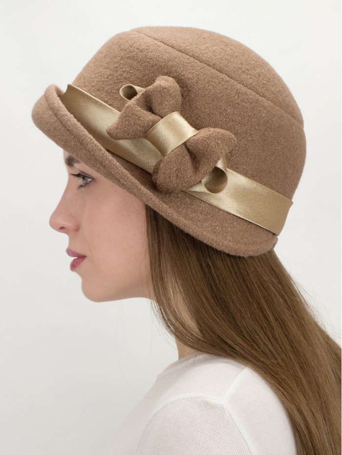 Шляпка со стилизованным бантом цвет темно-бежевый Д-418