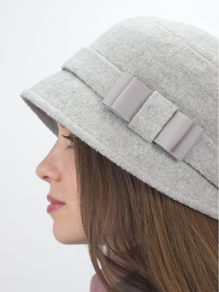 Шляпа со стилизованным бантом цвет серый-слоновая кость Д-557/1