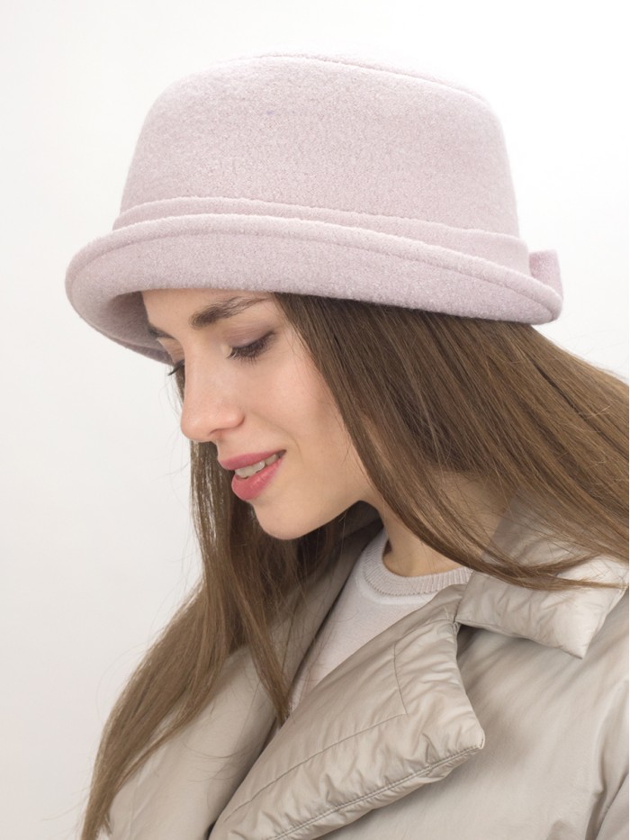 Шляпка с ассиметричный полем цвет жемчужный Д-566/2