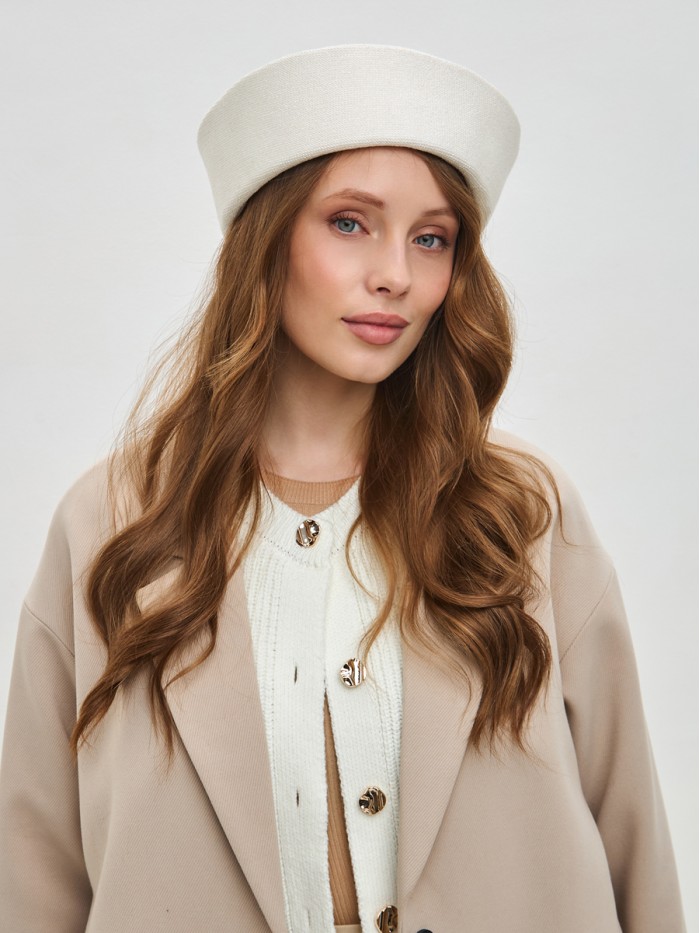 Шляпа с металлизированным эффектом цвет белый Д-569