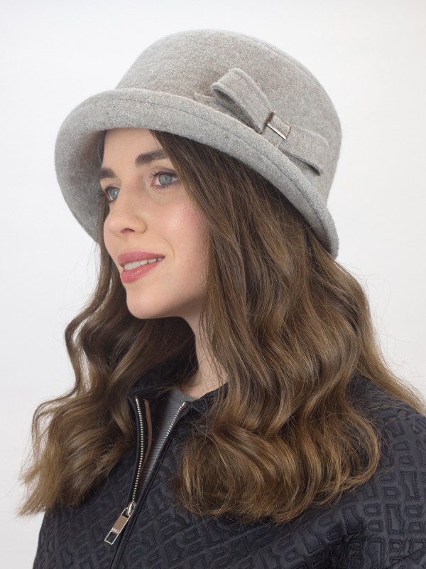 Шляпка со стилизованным бантом цвет серый-слоновая кость Д-618В1 Шляпка со стилизованным бантом цвет серый-слоновая кость Д-618В1