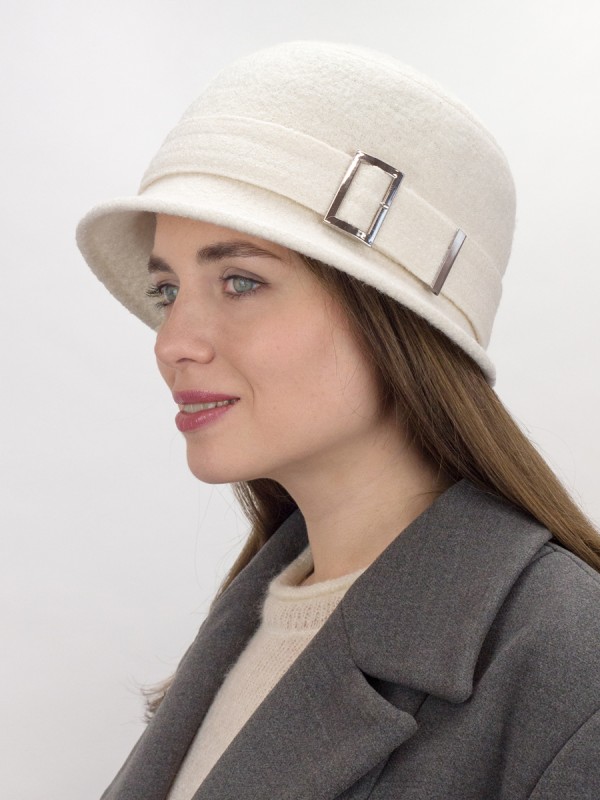 Шляпа с декоративной пряжкой цвет молочный Д-652/5