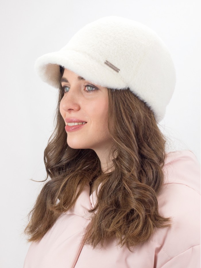 Женственная бейсболка из эко-меха белого цвета Д-839УФ