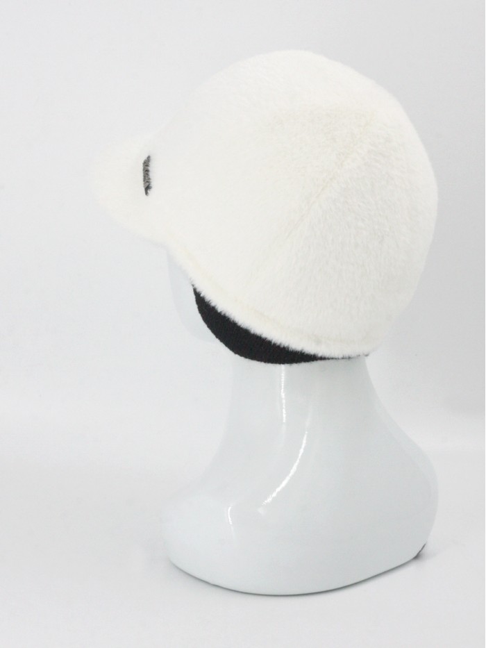 Женственная бейсболка из эко-меха белого цвета Д-839УФ
