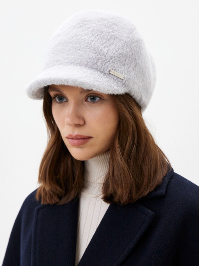 Женственная бейсболка из эко-меха светло-серого цвета Д-839УФ