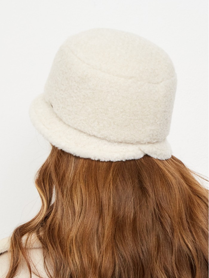 Шляпка с маленькими полями из эко-меха цвет белый Д-851/1