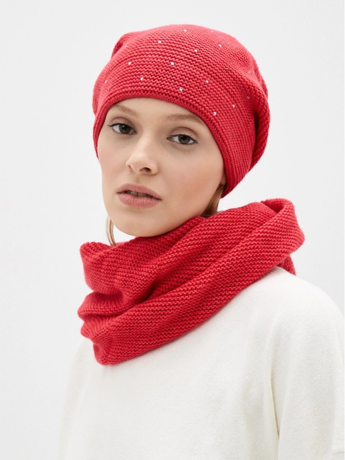 Дизайнерский комплект со стразовой композицией на шапочке темно-розового цвета ТД-399К