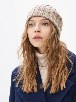 Стильная шапка-бини цвет бежевый ТД-475